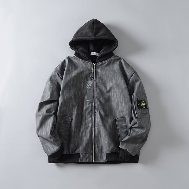 品控款#Stone Island 石头岛 Fw24秋季新款复古棒球服假两件连帽pu皮纹理夹克外套情侣款 –采用软滑的pu皮材质 手感柔软 垂感好，面料舒适透气耐