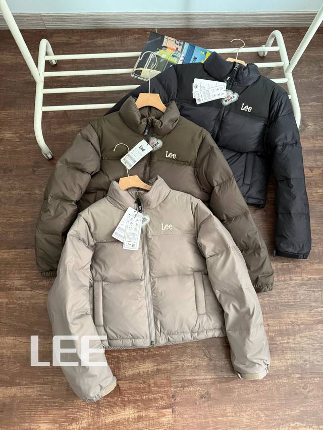 Lee女士短款立领羽绒服 北面肯豆款平替！ Lee 品牌logo字母刺绣立领短款拉链羽绒服 时尚邂逅温暖，Lee 女款短款拉链羽绒服全新登场。立领设计，尽显优雅