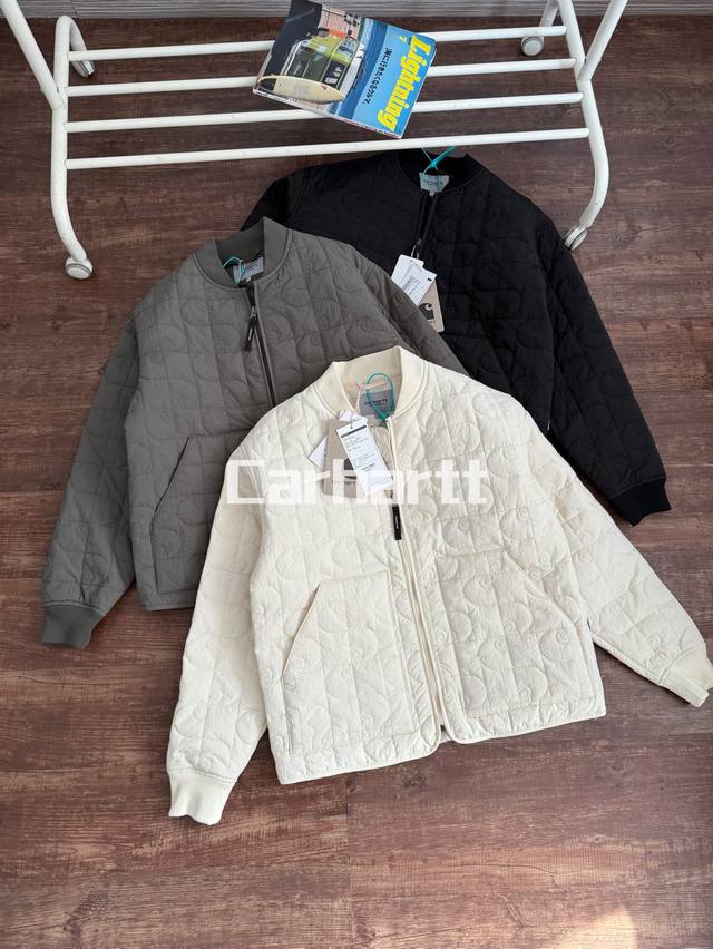 Carharttwip Fw24 薄款logo绗缝设计棉服 亮点全身卡哈特logo绗缝设计！两枚插袋设计，容量很大！日系复古美式棒球领设计！搭配帽衫绝了！ 大身