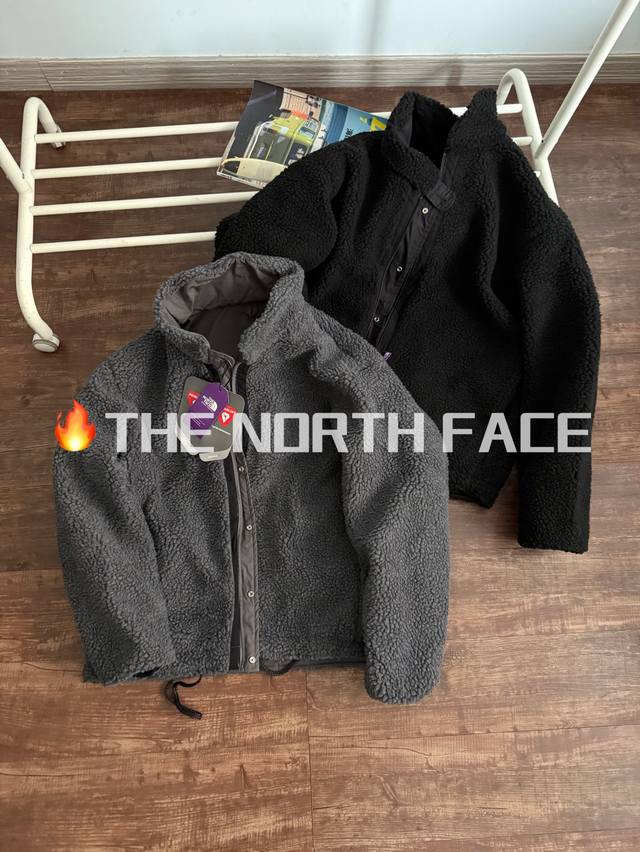 The North Face Wool Reversible 紫标秋冬双面穿羊羔毛加绒加厚外套 紫标经典65 35弯头布制作 舒滑干脆的涤纶面料搭配绒面的羊羔毛