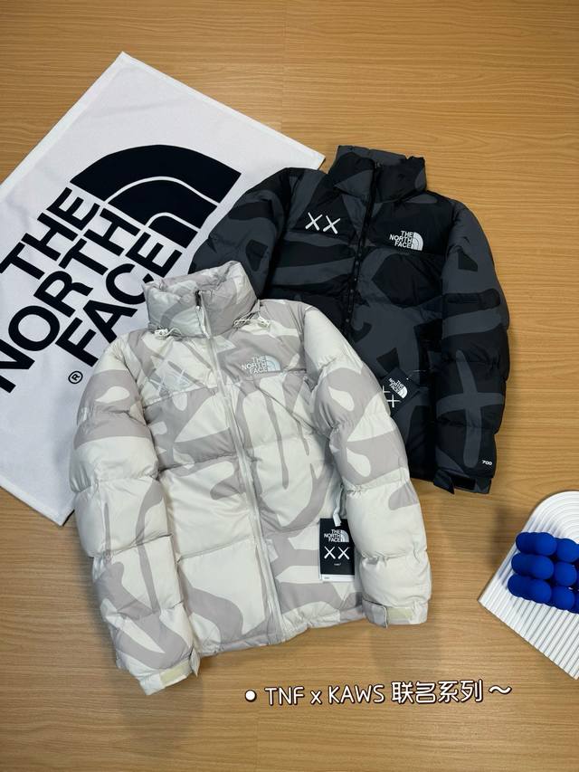 The North Face 北面 Xx Kaws 联名系列羽绒服刺绣保暖外套 男女同款 秋冬联名羽绒服系列新作，二度与传奇艺术家kaws合作。 在新一季的ka