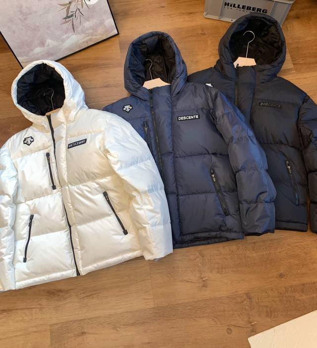 Descente 迪桑特 Ski Style运动休闲男女秋冬时尚连帽短款羽绒服外套 灵感源于街头百搭潮旅，态度极简，轮廓经典，色彩干练， 都市寒冬搭配连帽短款轻