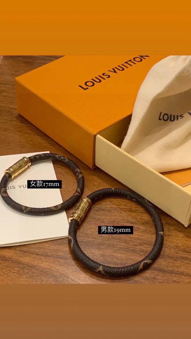 Lv 路易威登 中古情侣老花皮手环 配全套包装 型号：男款 19Cm 女款 17Cm 满屏幕都是买两个的 ！ 听我的另一半就送这个 还是全套包装 送人超级有面子