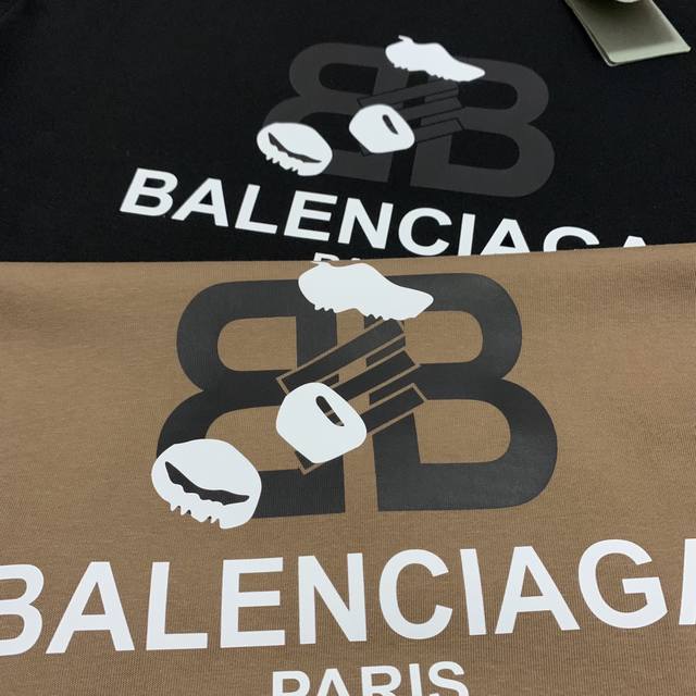 巴黎世家balenciaga经典锁扣黑白撞色冬季新款经典款加绒圆领情侣卫衣 这款卫衣是很中性的日系风，面料舒适透气，耐穿，搭配水貂绒内里，倍感舒适温暖 减龄又显