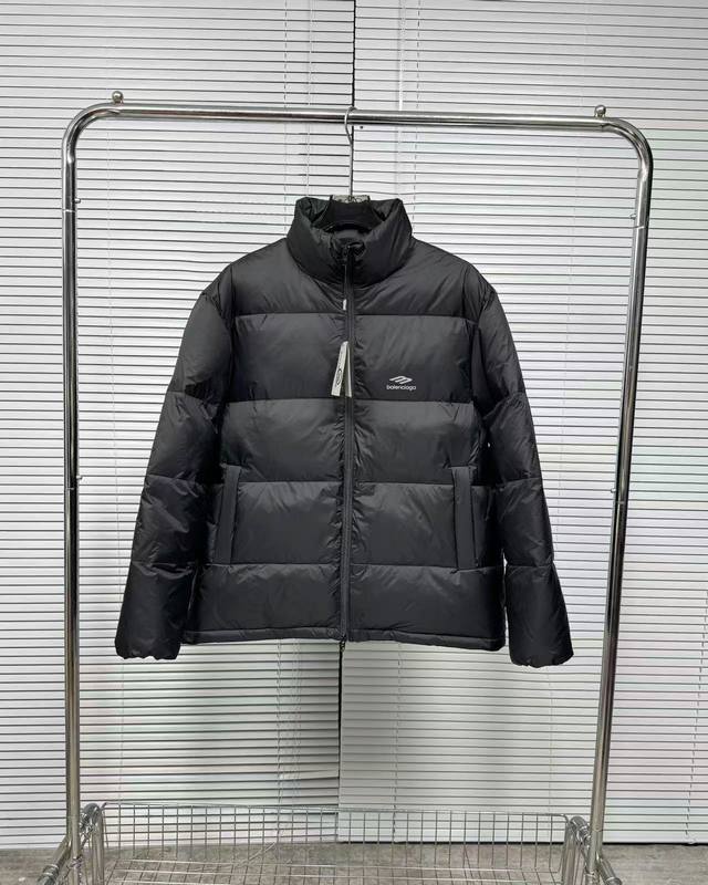 冬季羽绒服主推款24Fw Balenciaga巴黎世家 3M反光logo纯色宽松长袖滑雪服羽绒服 男女同款 产品细节 1.技术防撕裂面料：采用了技术防撕裂面料，