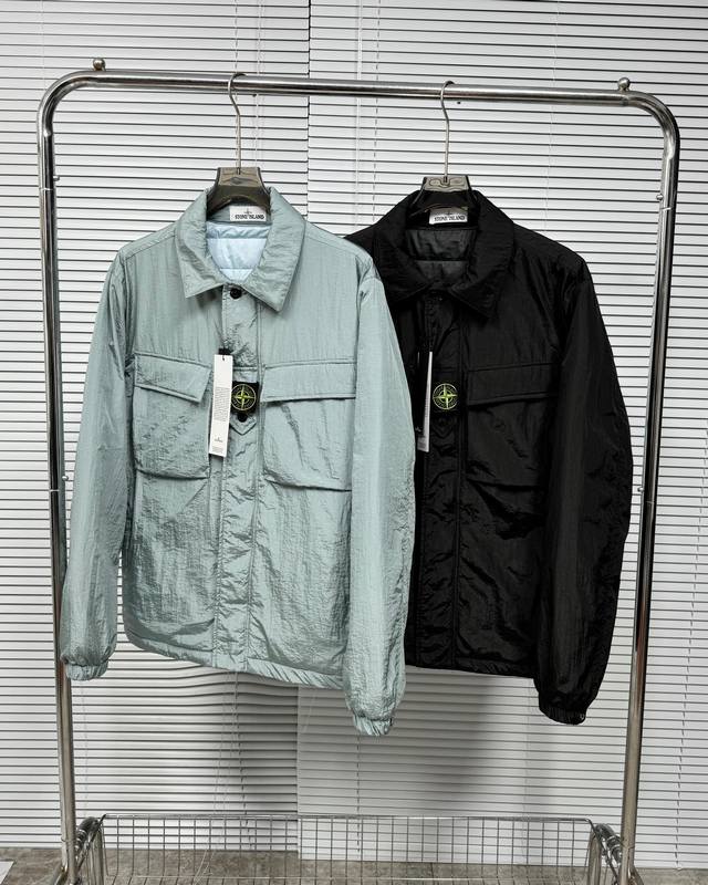 Stone Island石头岛 Fw23纯色尖领单排扣长袖夹克绗棉外套 独家制作的面料让这件衣服成为当下最火的搭配利器！ 颜色，版型，辅料及每一个细节都原汁原味