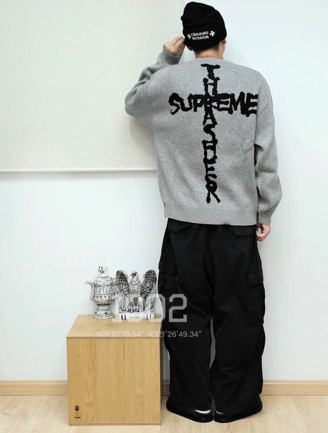 Supreme X Thrasher 联名款 Fw24 背面交叉logo印花涂鸦图案 圆领套头毛衣 男女同款衣服净重800克 非常厚实保暖 上身挺括有型 潮男女