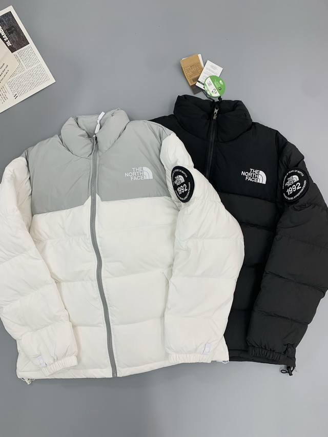 The North Face北面1992袖章30周年纪念限定款羽绒服男女同款面料内胆填充经rds联盟认证的高品质 700高蓬松度80白鸭绒填充 拉链原标口袋。