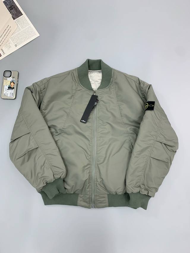 Stone Island 石头岛冬季新款双面穿飞行夹克棉服 Stone Island冬季新品飞行夹克棉服推荐 双面可穿 一面绿色尼龙斜纹面料 多裁片分割切线设计