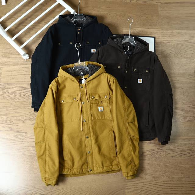 Carhartt103826 本品具备良好防寒保暖性能，外层使用12盎司帆布面料，内衬使用柔软的夏尔巴羊毛，袖子采用保暖绗缝尼龙面料。袖子下摆使用考毒拉尼龙加固