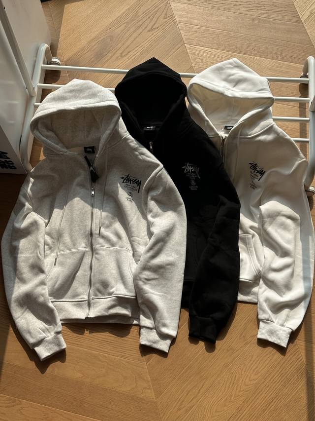 供 Stussy 世界巡游系列 World Tour Zip Hoodie 字母印花拉链加绒连帽卫衣 男女同款 黑色 白色 灰色 S~Xl 原版340克拉绒纯棉