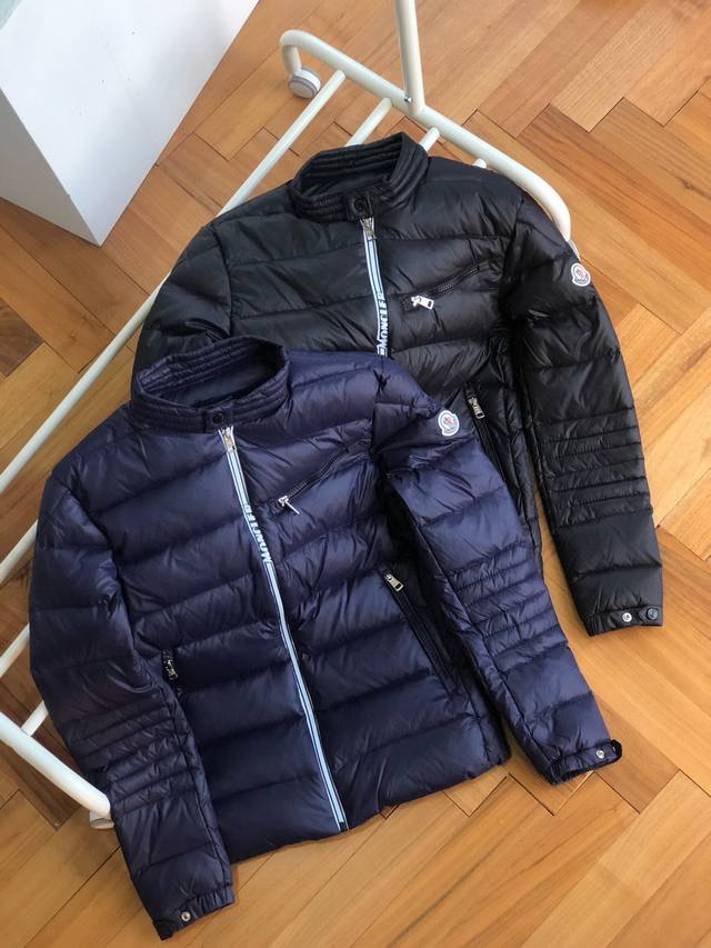 供 Moncler 蒙口 Caroux 压胶拉链 机车款羽绒服情侣款 黑色 藏青 1～5码 相当于s~Xxl 代购在售8000！20D复合尼丝纺面料，手感舒适度