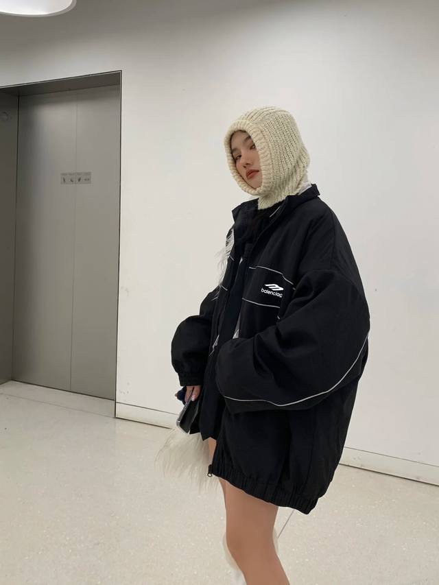 巴黎世家balenciaga24新款logo字母刺绣宽松立领棉服外套 巴黎世家经典黑色立领夹克 经典廓型宽松版型 袖口下摆处做松紧 防风立领的设计 大身选用防风