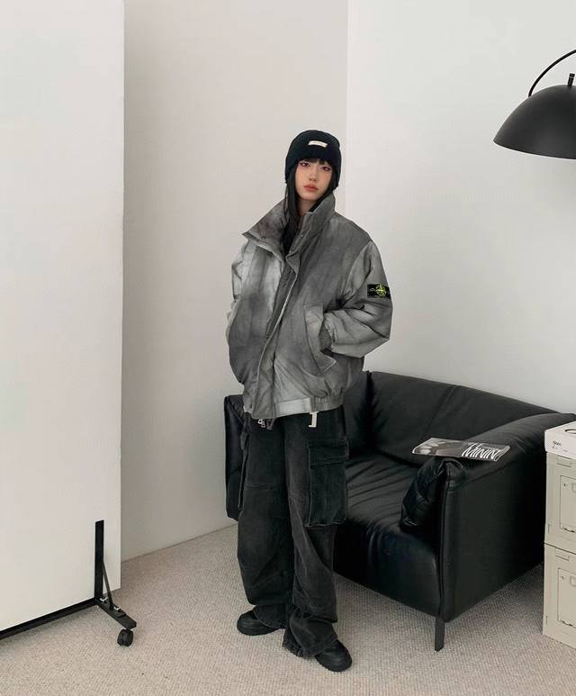 Stone Island 石头岛新款渲染色立领棉服外套 石头岛24Fw新品推荐 立领宽松棉服 宽松廓形的剪裁 袖口 下摆收紧设计 双门襟 插袋处醒目的口袋贴片