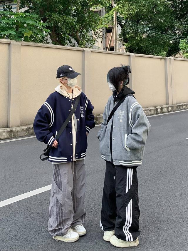 Stussy 斯图西冬季新款美式学院风棒球棉服外套 斯图西冬季新品棉服推荐 美式复古学院风 真的超级好搭 又好看 撞色拼接设计 选用学院经典蓝 花灰两色 既复古