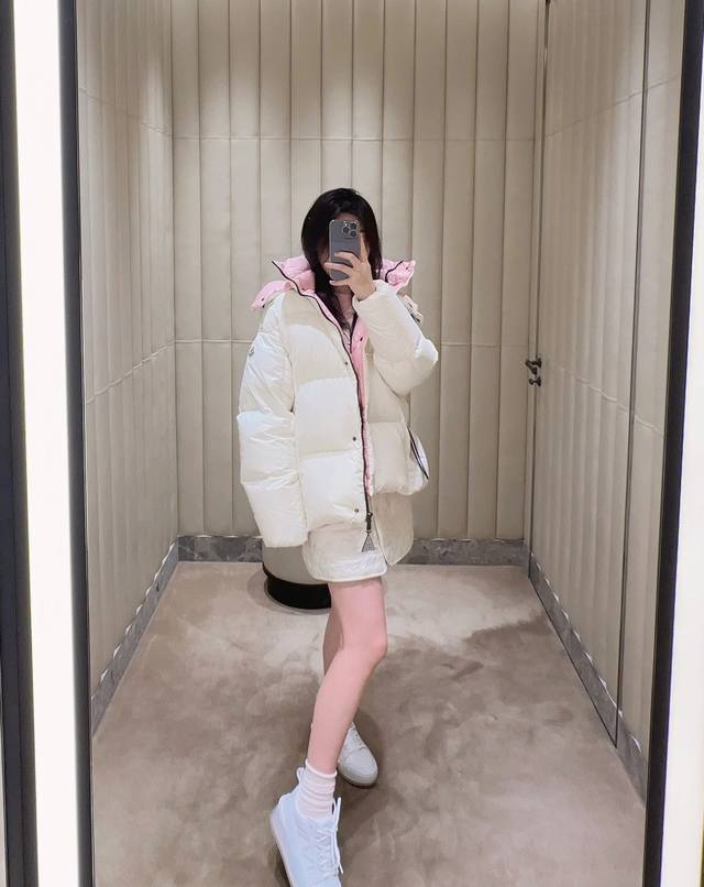 Moncler 蒙口秋冬新色parana宋茜同款加厚短款面包服 市场高版本，支持动刀！ Parana羽绒夹克以其闪亮漆面尼龙面料脱颖而出，具有对比鲜明的内外色调