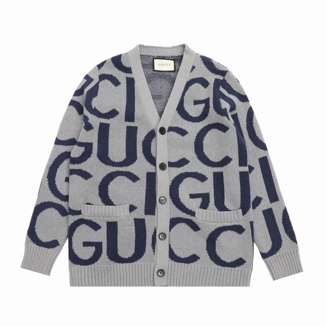 顶级复刻版本]品名: Gucci 古驰 新款满印针织羊绒混纺开衫毛衣 尺码：S-Xl 颜色：灰色 面料: 采用羊毛蚕丝混纺针织纱线 原版定制纱线经丝光工艺处理面