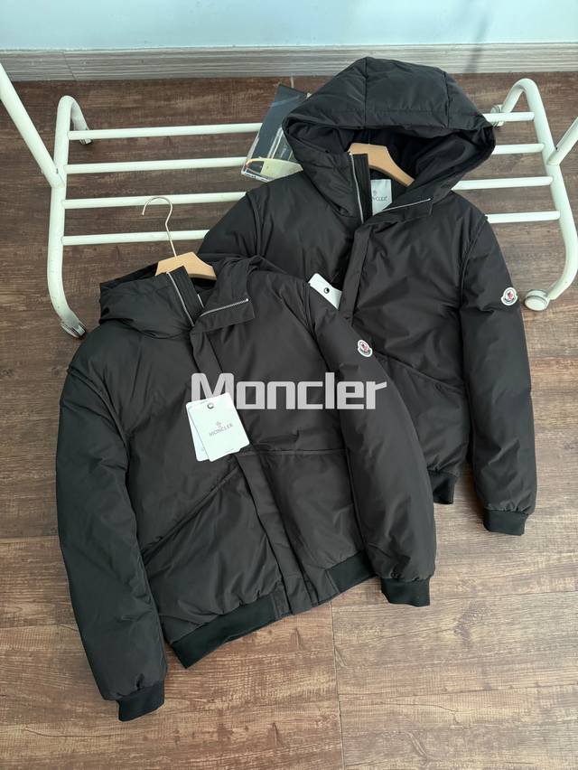 Moncler盟可睐 日本限定款 夹克式90绒羽绒服男女同款 黑色 Size:1-4码 日本门店限定款，在售12W日元，折合rmb7000！ 极简设计，本年度m