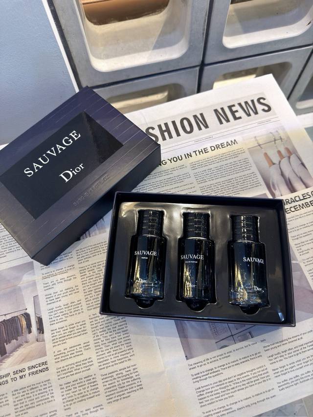 Dior旷野香水三件套 规格：30Ml×3 带喷头！Dior旷野：一个有故事的人，有深度的人 在蓝色叙述中，感受旷野的时间流速旷野的冬季幽深，夏季热烈无比，从旷