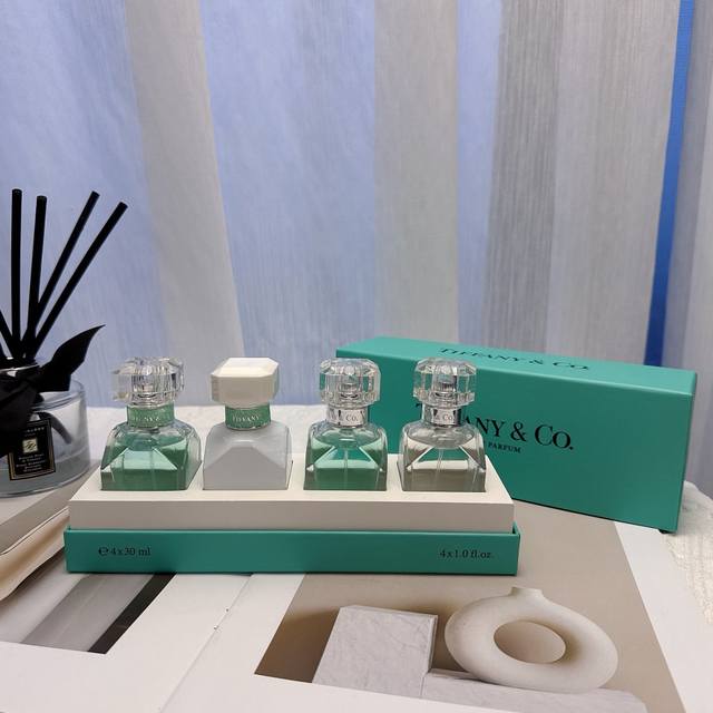 蒂芙尼香水四件套新包装 原单品质tiffany & Co. 蒂芙尼钻石香水4件套，30Ml*4，每瓶带有独立喷头！渠道货源，套盒内含蒂芙尼热情香水钻石同名香水雪