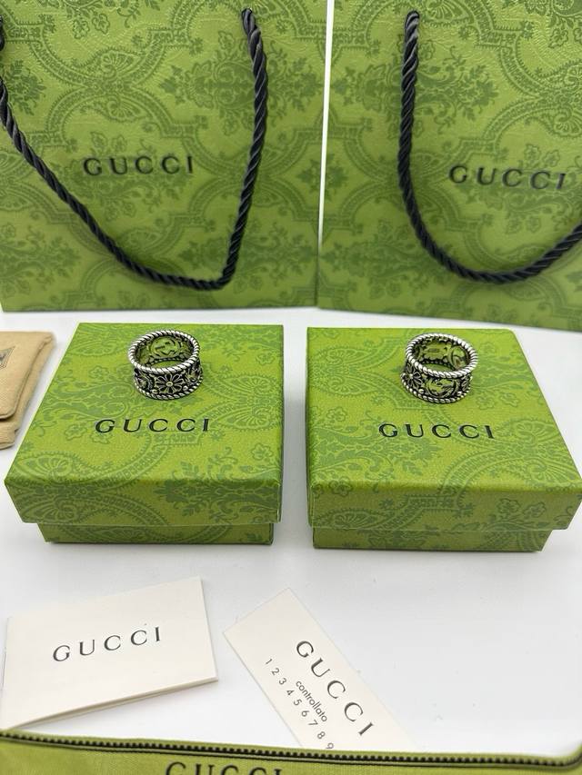 Gucci古驰宽版菊花戒指 泰银版本 戒指上镌刻品牌标志性图案，虽然只有简简单单的花纹和刻字 但是意义非凡 Blind For Love:一段关系里我们不都是盲