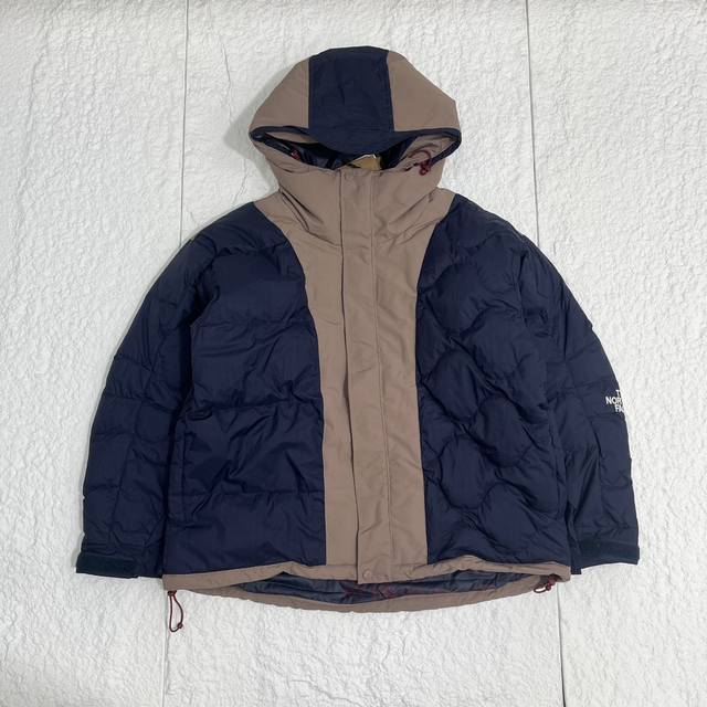 北面the North Face Ue先锋设计系列 拼色logo印花拉链刺绣连帽羽绒服 全羽绒填充 每件羽绒填充量450G以上，保暖没得说。最主要是设计感，两边