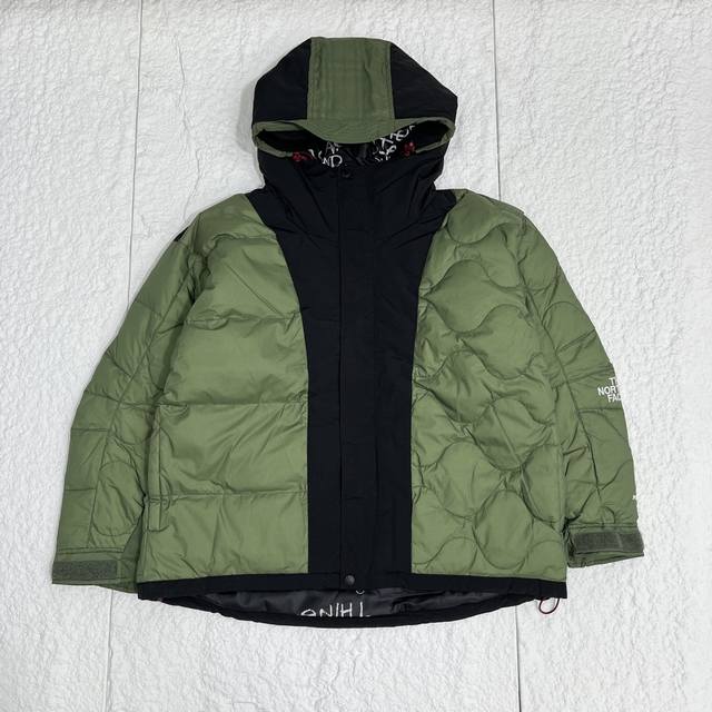 北面the North Face Ue先锋设计系列 拼色logo印花拉链刺绣连帽羽绒服 全羽绒填充 每件羽绒填充量450G以上，保暖没得说。最主要是设计感，两边