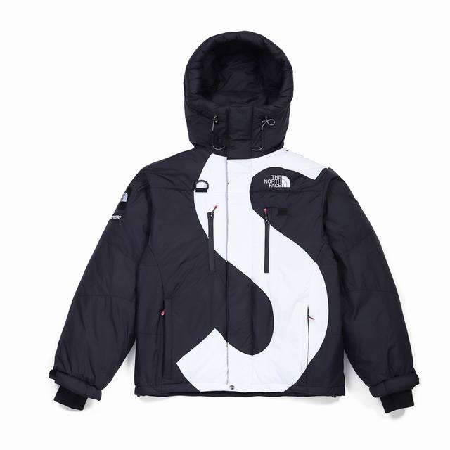 Supreme Tnf 重磅联名 大s羽绒服 S-Xl 工艺介绍： 成衣172个裁片拼接而成 全网唯一正确版本 正确刺绣 正确面料 正确扣具. 尤其这件衣服是拼