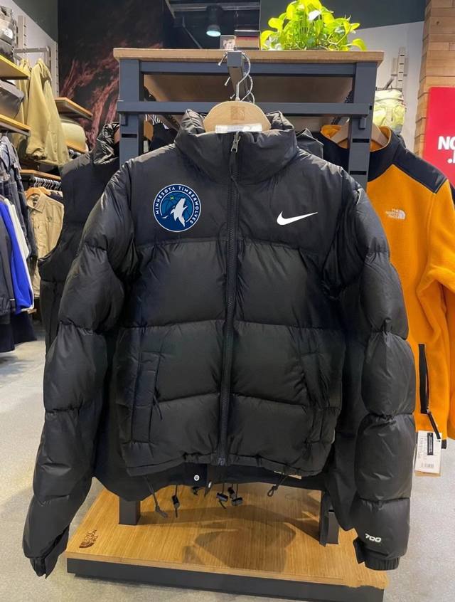 Nba X Nike 耐克森林狼队训练羽绒服 专柜原版，全部1.1定制，尼龙防泼水面料，双层内胆，不跑绒 320G起充绒量，国标90白鸭绒，随意检测，蓬松度非常