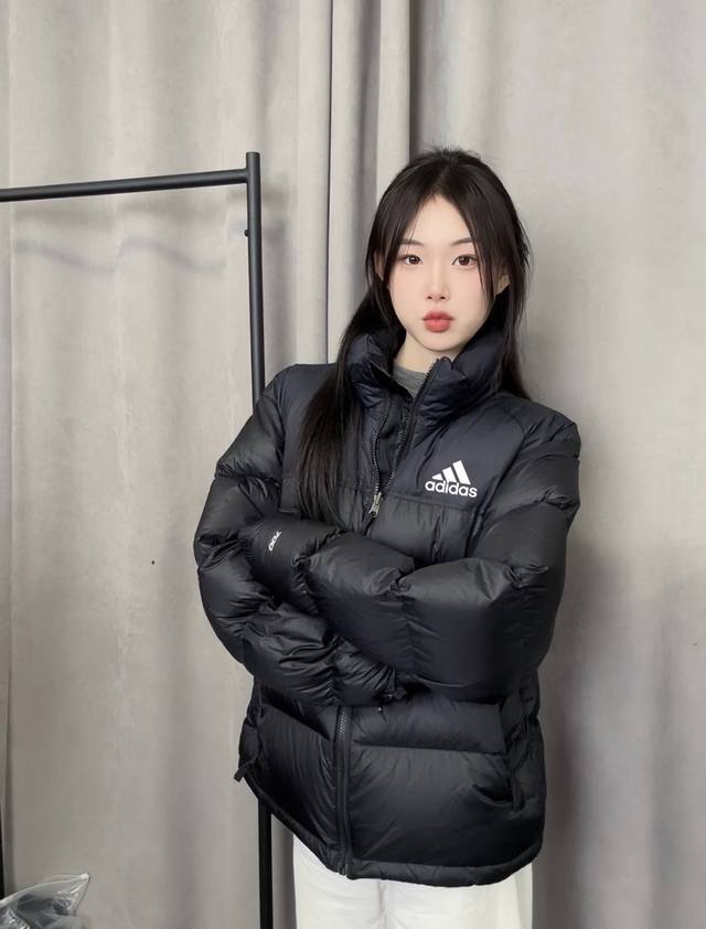 Adidas阿迪达斯羽绒服 专柜原版，全部1.1定制，尼龙防泼水面料，双层内胆，不跑绒 320G起充绒量，国标90白鸭绒，随意检测，蓬松度非常好，是一件又轻，又