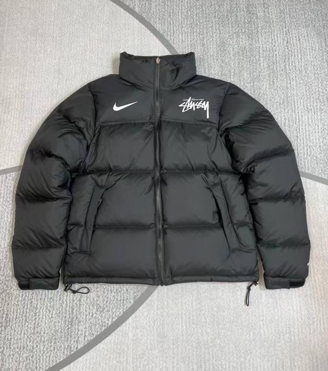 Stussy X Nike斯图西联名耐克羽绒服 专柜原版，全部1.1定制，尼龙防泼水面料，双层内胆，不跑绒 320G起充绒量，国标90白鸭绒，随意检测，蓬松度非