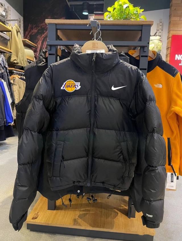 Nba X Nike Nba联名耐克湖人队羽绒服 专柜原版，全部1.1定制，尼龙防泼水面料，双层内胆，不跑绒 320G起充绒量，国标90白鸭绒，随意检测，蓬松度