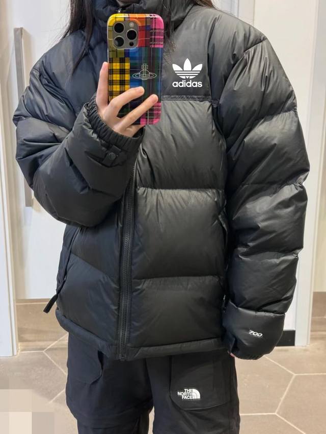 Adidas阿迪达斯三叶草羽绒服 专柜原版，全部1.1定制，尼龙防泼水面料，双层内胆，不跑绒 320G起充绒量，国标90白鸭绒，随意检测，蓬松度非常好，是一件又