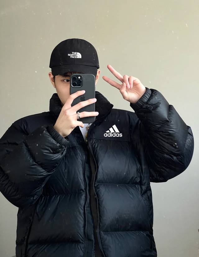 Adidas阿迪达斯羽绒服 专柜原版，全部1.1定制，尼龙防泼水面料，双层内胆，不跑绒 320G起充绒量，国标90白鸭绒，随意检测，蓬松度非常好，是一件又轻，又