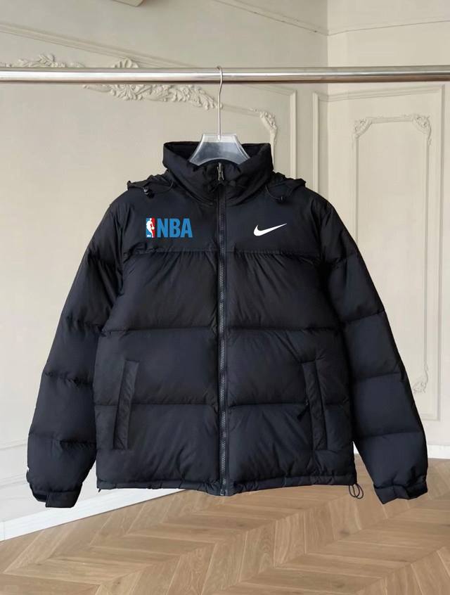 Nba X Nike 耐克nba训练羽绒服 专柜原版，全部1.1定制，尼龙防泼水面料，双层内胆，不跑绒 320G起充绒量，国标90白鸭绒，随意检测，蓬松度非常好