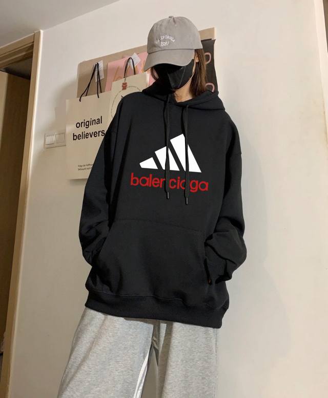 银狐绒加厚 Balenciaga X Adidas 巴黎世家联名阿迪达斯官网发售题冬季加绒加厚连帽卫衣 高端冬季加绒卫衣系列 甄选530G银狐绒加厚面料 区别市