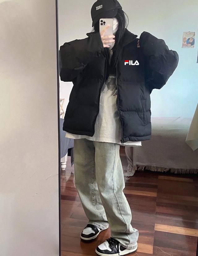 Fila斐乐宽松羽绒棉衣棉服立领面包服 高品质羽绒棉服系列 面料采用柔软牛津 搭配750新疆羽绒棉高密度充绒 温暖舒适 宽松版型 提升运动灵活度 采用高端印花