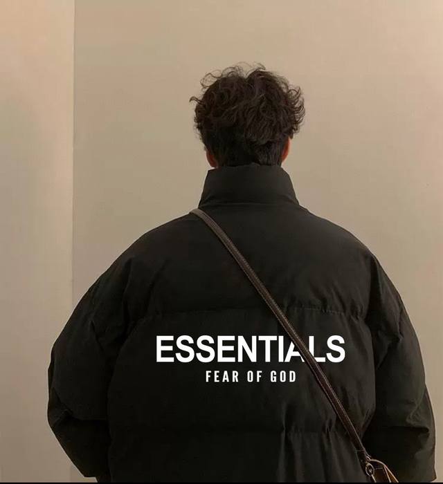 Fear Of God Fog Essentials宽松羽绒棉衣棉服立领面包服 高品质羽绒棉服系列 面料采用柔软牛津 搭配750新疆羽绒棉高密度充绒 温暖舒适