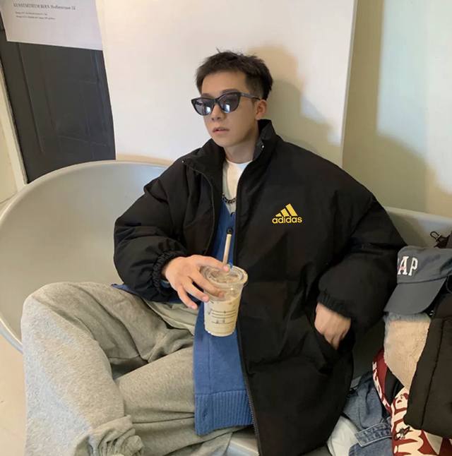 Adidas阿迪金标经典宽松羽绒棉衣棉服立领面包服 高品质羽绒棉服系列 面料采用柔软牛津 搭配750新疆羽绒棉高密度充绒 温暖舒适 宽松版型 提升运动灵活度 采