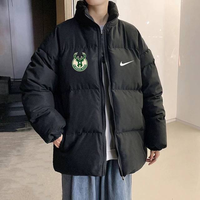 Nba X Nike耐克雄鹿队训练服宽松羽绒棉衣棉服立领面包服 高品质羽绒棉服系列 面料采用柔软牛津 搭配750新疆羽绒棉高密度充绒 温暖舒适 宽松版型 提升运