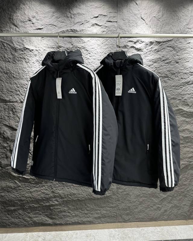 供 Adidas阿迪织带加厚棉服 淘宝主推 情侣款 阿迪达斯adidas棉服 内里加厚 并添加了石墨烯黑金发热面料 冬天必备 胸口德国原浆印花 质感十足 衣袖三