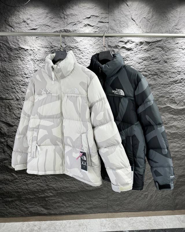 供 顶级版本 面料防水 The North Face Xx Kaws 2024秋冬联名羽绒服系列新作，二度与传奇艺术家kaws合作。 北面羽绒服 在新一季的ka