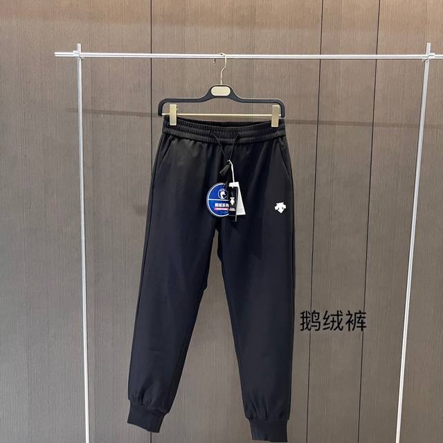 90鹅绒裤 Descente 迪桑特松紧收腰休闲裤 脚管弹力收口具保暖鹅绒裤 休闲又运动款的版型，主要就是质感好，手感舒适又保暖！内含有90%的鹅绒，腰头做了抽