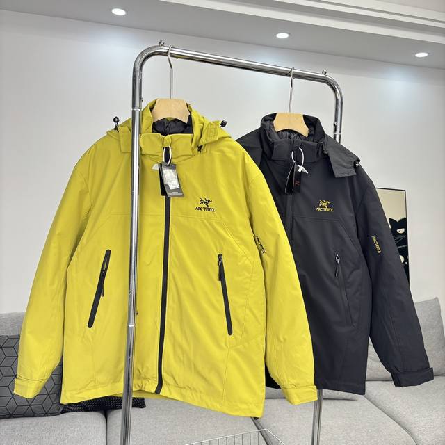 Arc'Teryx 始祖鸟三合一羽绒服冲锋衣 3Lgore-Tex面料，轻薄而耐磨，防风、防水且透气，适合多种活动穿着。 头盔兼容stormhood兜帽防护良好