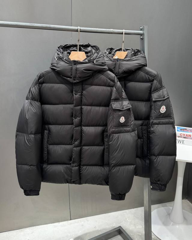 Moncler Fw22蒙口黑武士欧洲站徽标刺绣连帽羽绒服 今年秋冬的巨大黑马 持续热度飙升 官网售价14000+ 售罄版 600+蓬松度 国标rds认证90%