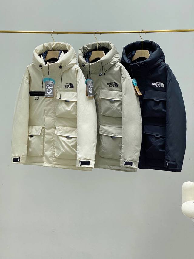 北面工装羽绒服 申敏儿同款 设计理念： 这款是the North Face 巅峰之作，高端于任何一款北面羽绒服，也是户外的登山系列，爆炸厚实，一般是在户外极寒天