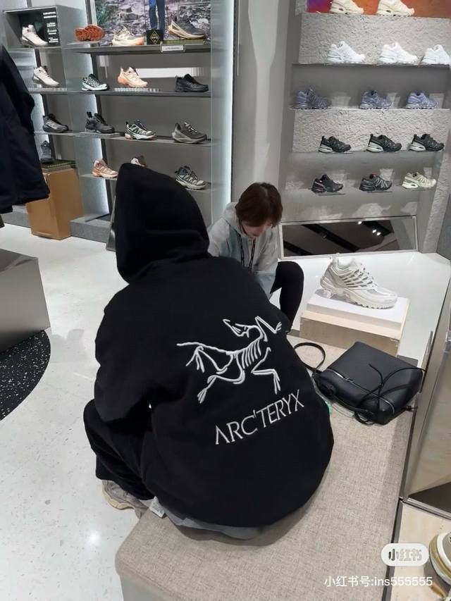 高品质 品名：始祖鸟 Arc'Teryx 24Ss秋冬新款重工刺绣连帽卫衣男女同款 版型；宽松版 面料：纯棉双面面料 颜色： 黑色 尺码m-L- Xl 胸围 衣