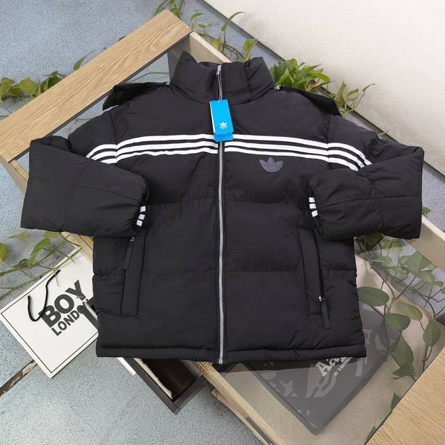 上新 款号：Dg8523 2024新款adidas阿迪达斯三道杠三叶草皮标logo休闲情侣羽绒棉服外套，涤纶满印面料，经过三防处理，可轻微防雨，防风保暖性能拉满