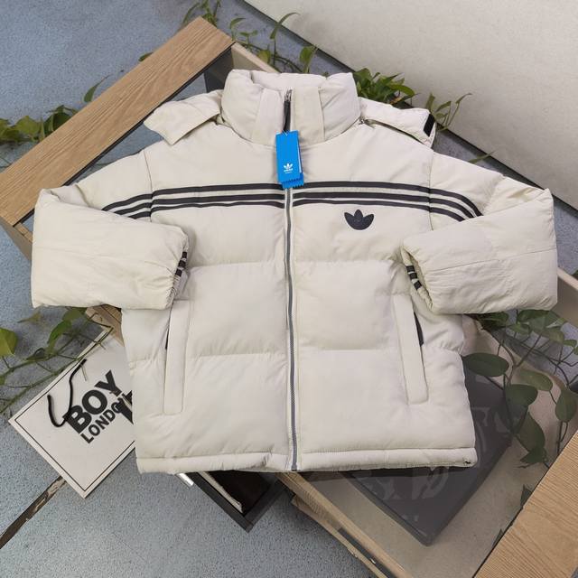 上新 款号：Dg8523 2024新款adidas阿迪达斯三道杠三叶草皮标logo休闲情侣羽绒棉服外套，涤纶满印面料，经过三防处理，可轻微防雨，防风保暖性能拉满