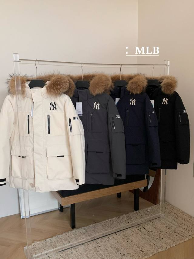 奢华真毛领！ 24冬季新品！Mlb官方男女 张凌赫同款 鹅绒毛领 工装风 加厚羽绒服djb13 旗舰店在售～3999！ 明星同款，机能风潮，时尚有型。 张凌赫今